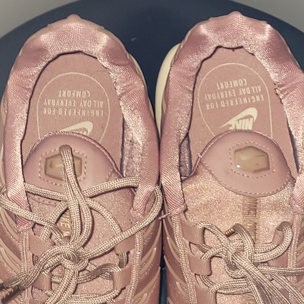 Nike - Picture 2 of 3
